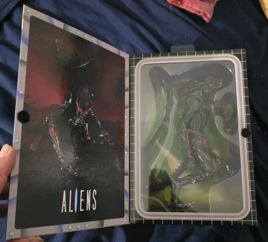 NECA NIGHT COUGAR ALIEN 7&Prime; Ultimate Kenner Tribute Action Figure ALIENS