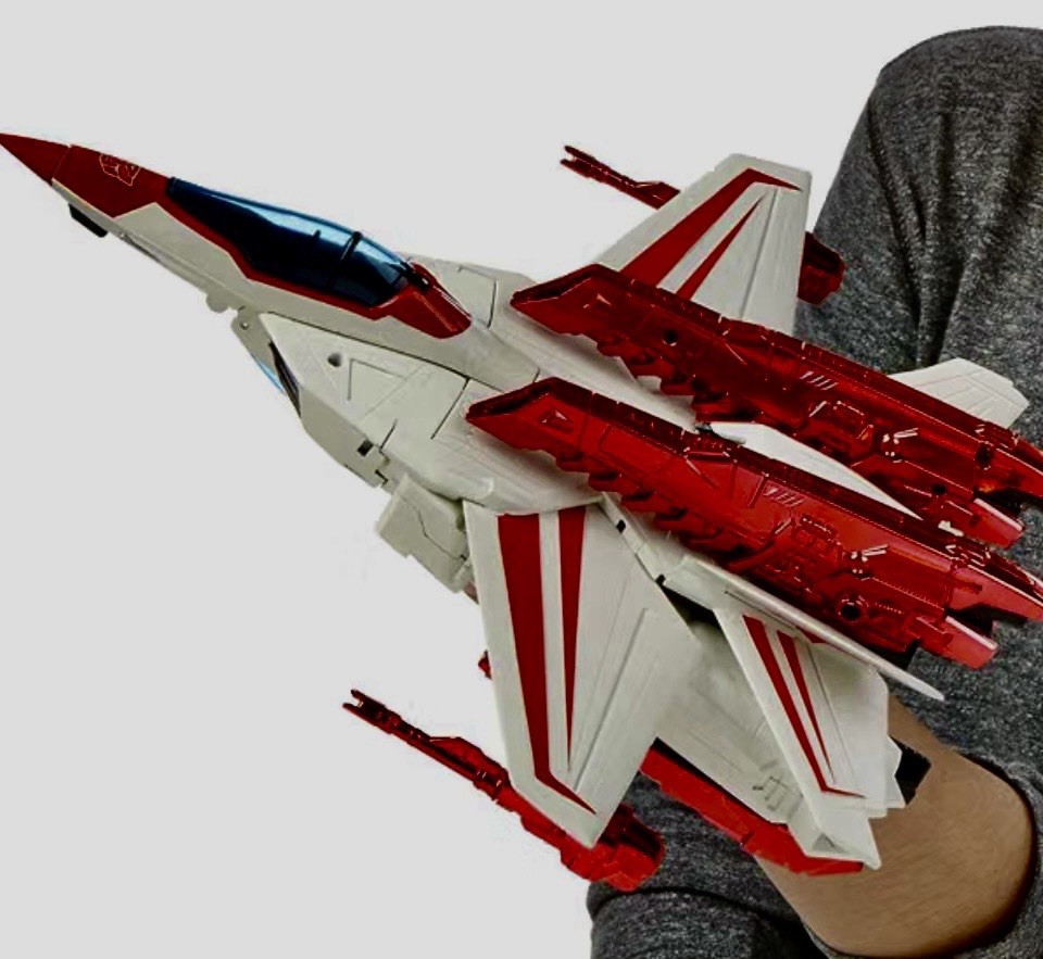 Transformers Generations Leader Class Jetfire figure from the « Thrilling 30 »