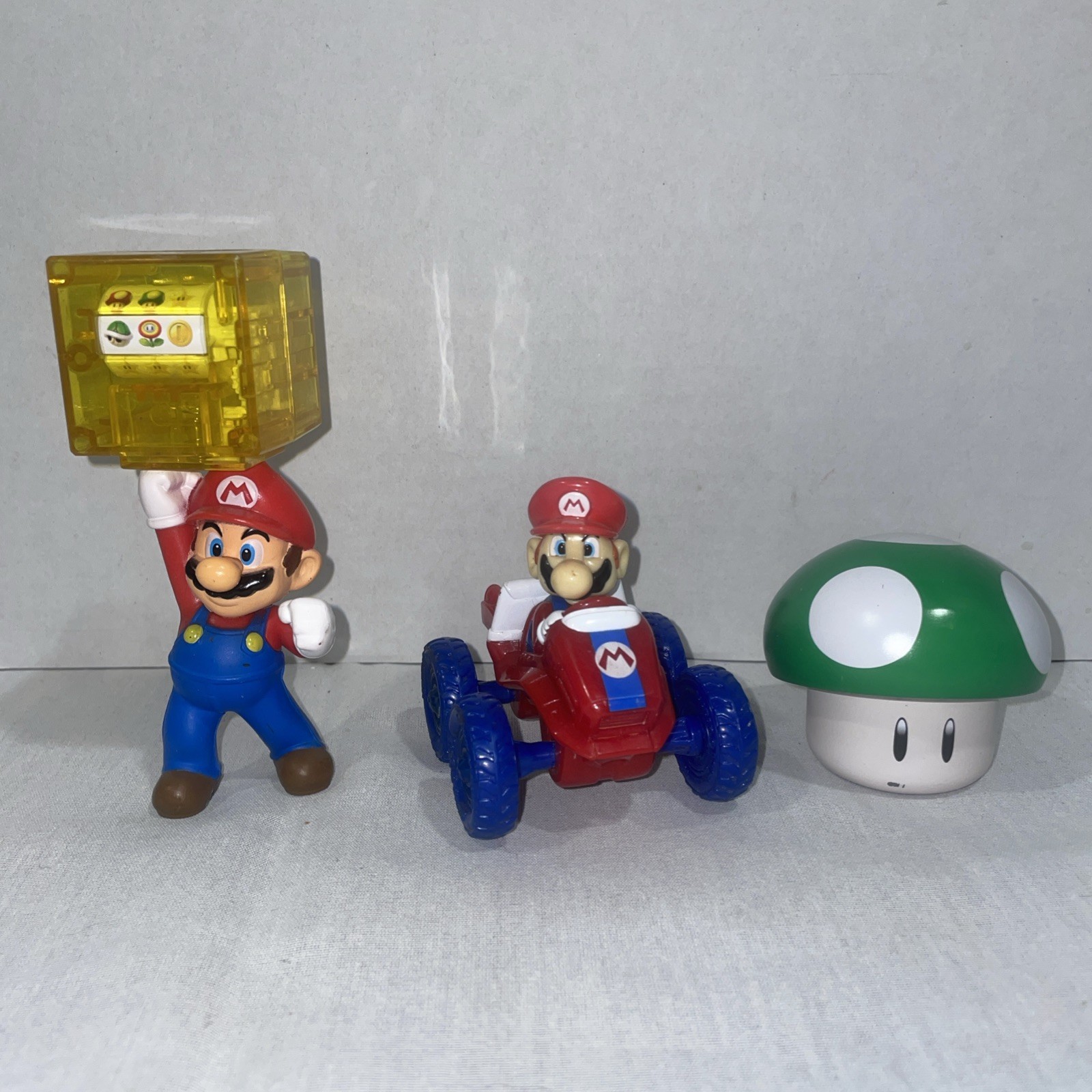 2004 Super Mario Kart WendysToy Red Car,018 macd mario coin block/1up mushroom