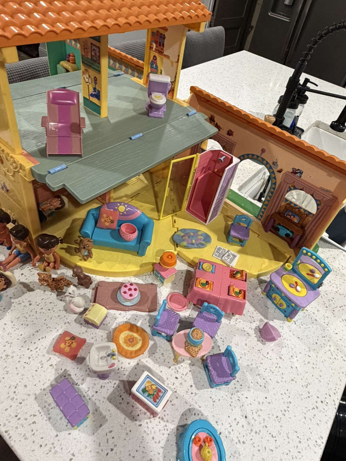 2003 Mattel Dora the explorer talking dollhouse w/ sound tested & figured lot