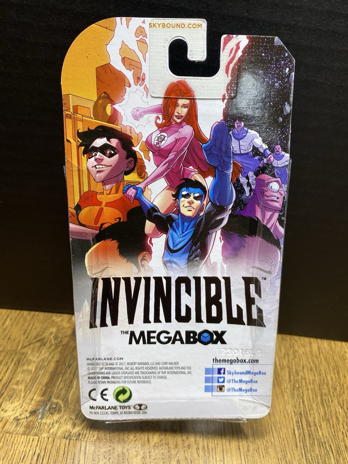 Skybound Invincible Megabox Exclusive Blue Suit NEW