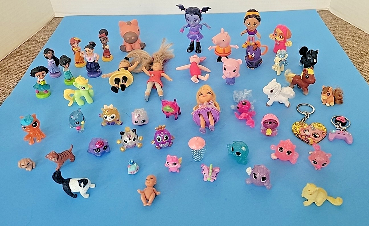 MIXED LOT OF ASSORTED MINI FIGURES TOYS (48 pieces)