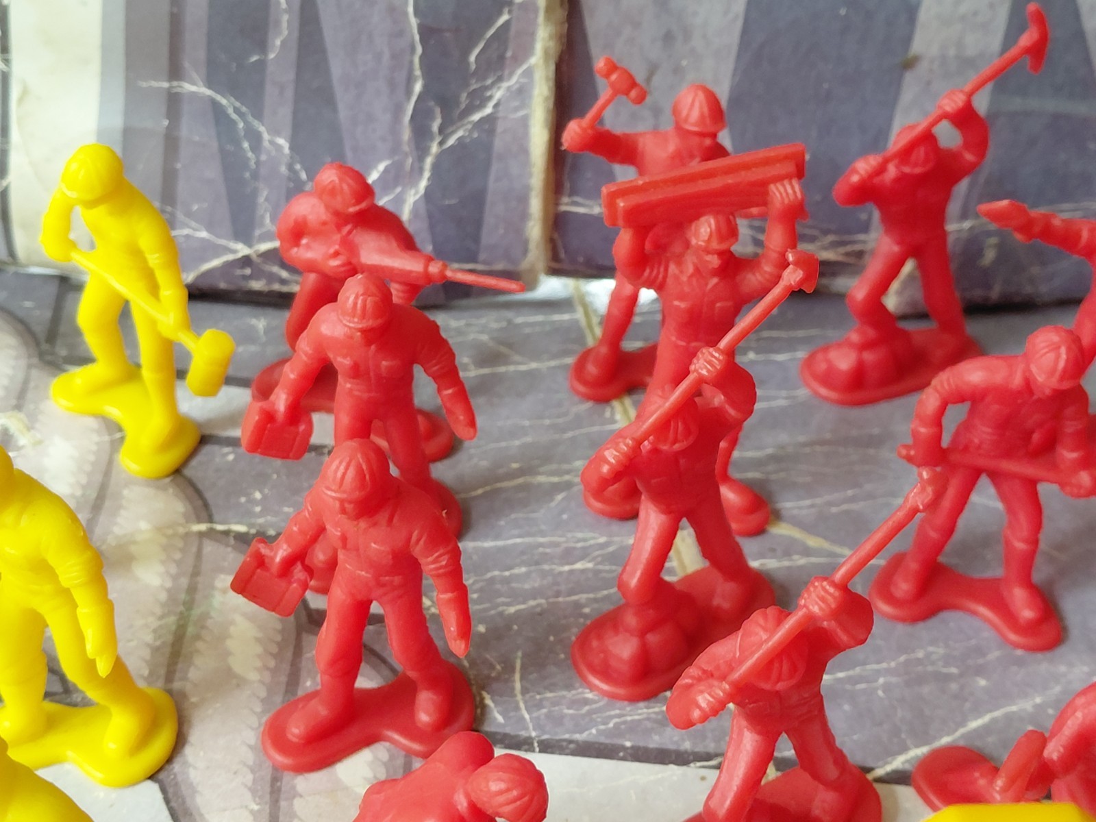 plastic construction workers & equipment 1/32 scale lot