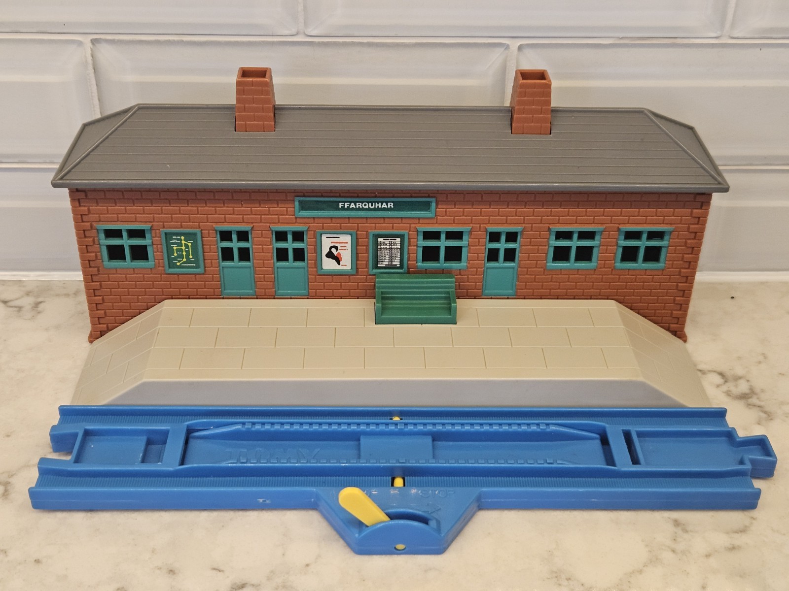 Thomas Friends Tomy Trackmaster 2002 FFARQUHAR Train Station w/ STOP N GO Track