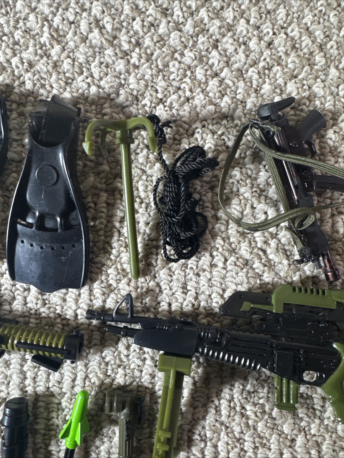 12&Prime; ACTION FIGURES – WEAPONS, CLOTHES, AND ACCESSORIES LOT – USED GUN HAS TWIST
