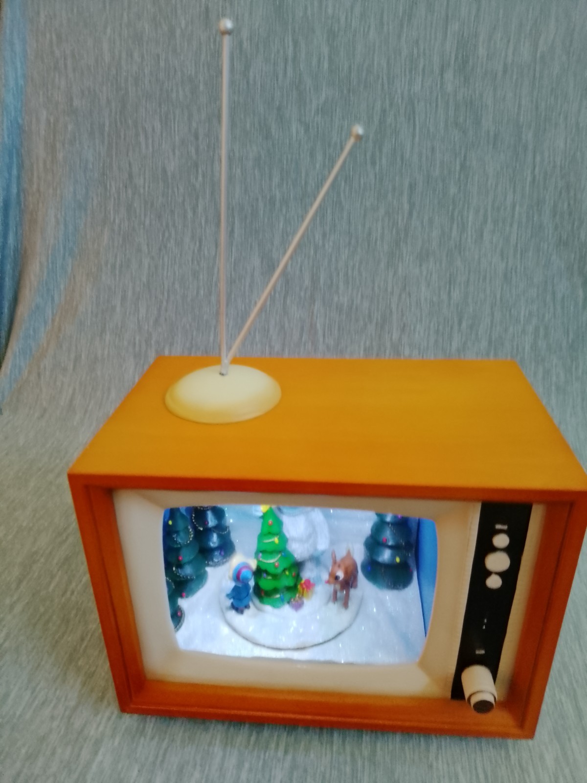 RUDOLPH 8.5 ACTION MUSICAL LIGHTED TV RED NOSE REINDEER AND FRIENDS W/ BOX