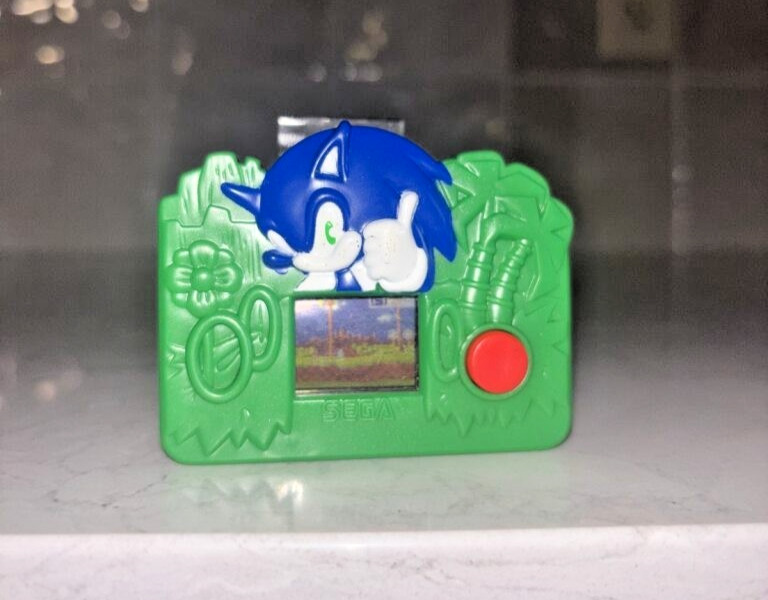 2003 Sonic the Hedgehog Handheld Game Set Collectible Toy Set