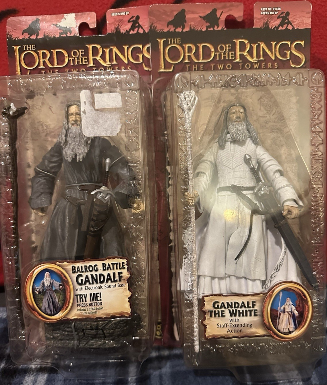 ToyBiz Lord of the Rings Two Towers Gandalf Action Figure Set w/ Sound Base