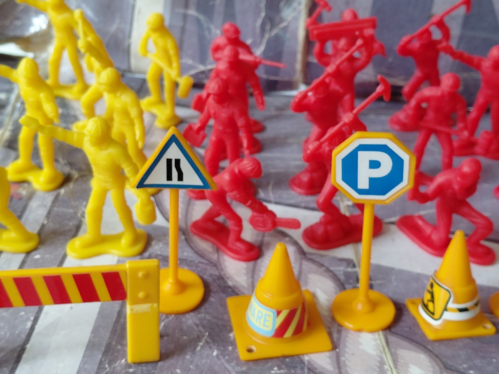 plastic construction workers & equipment 1/32 scale lot