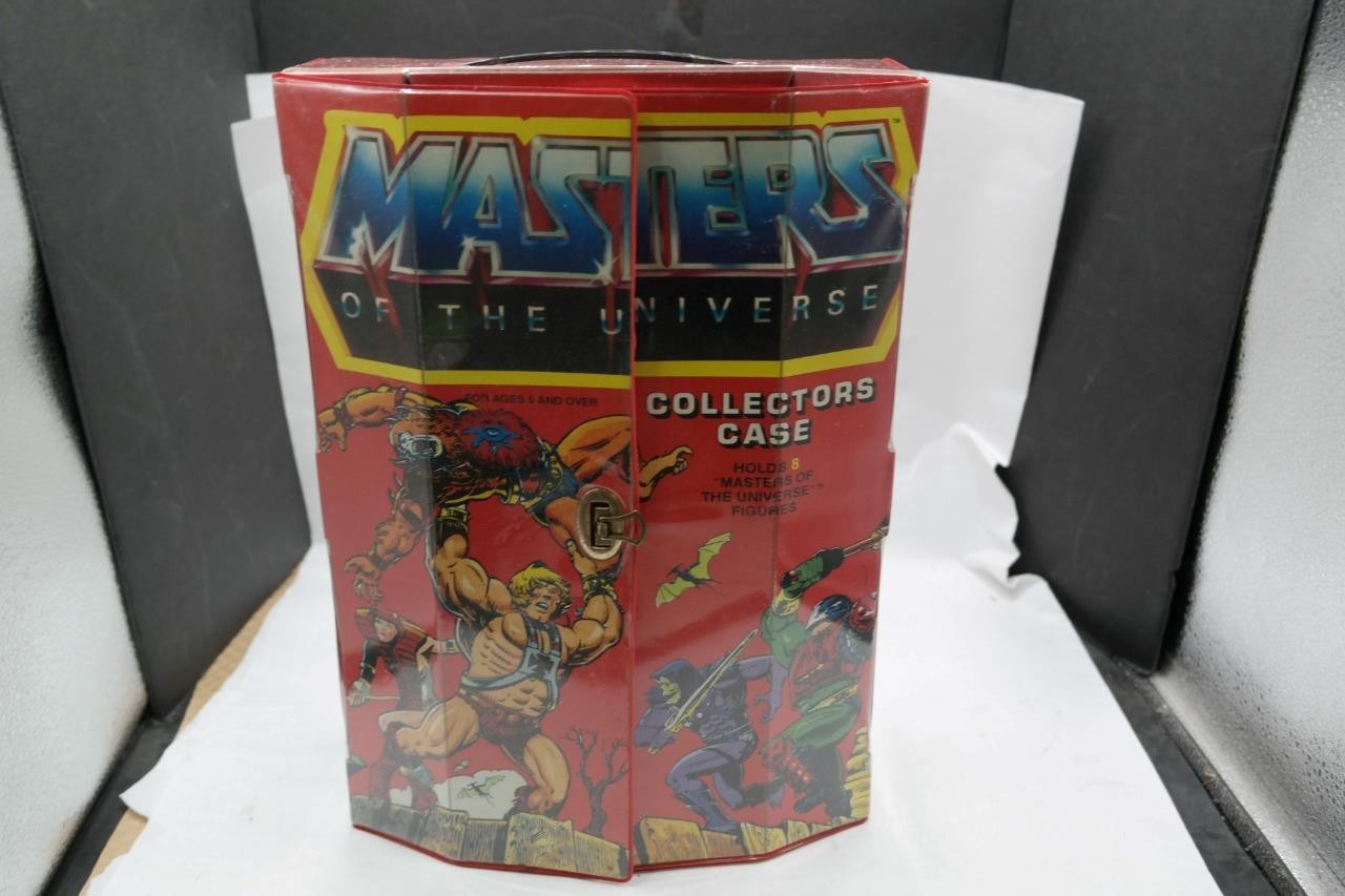 Collector&rsquo;s Case Complete holds 8 Masters of the Universe with 4 figures