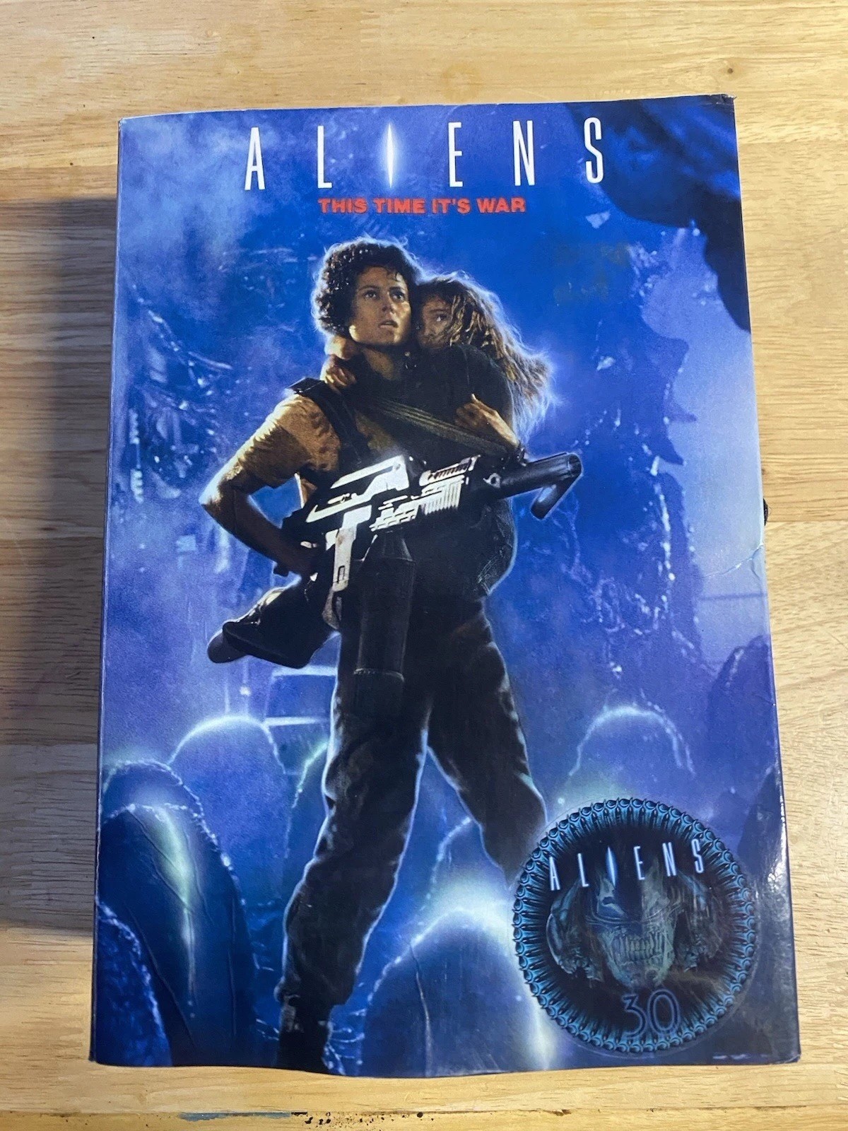 NECA- Aliens : Alien Queen / “Resucing Newt” *Complete With Original Packaging*