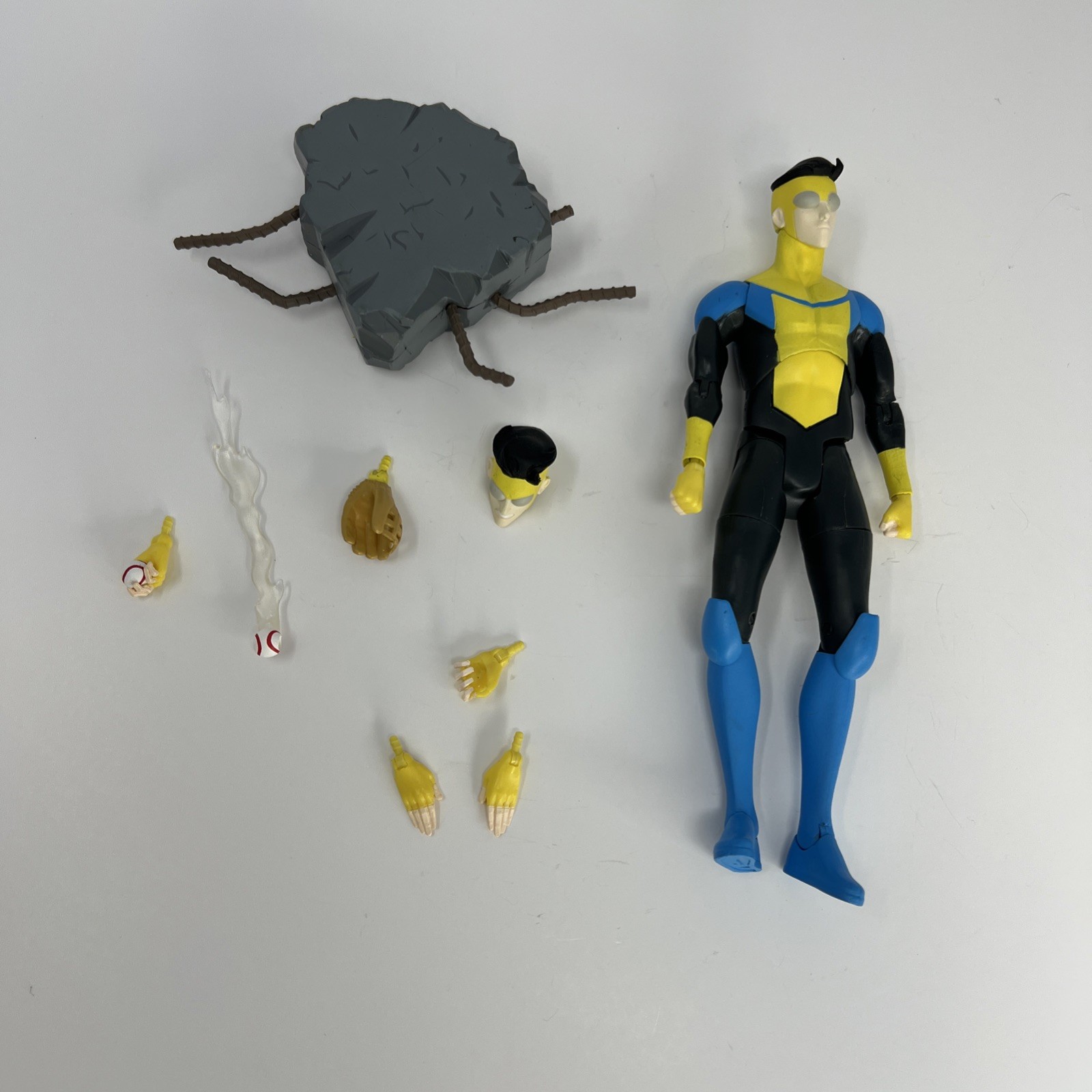 Diamond Select Toys Deluxe Invincible 7&Prime; Action Figure Blue Yellow Suit