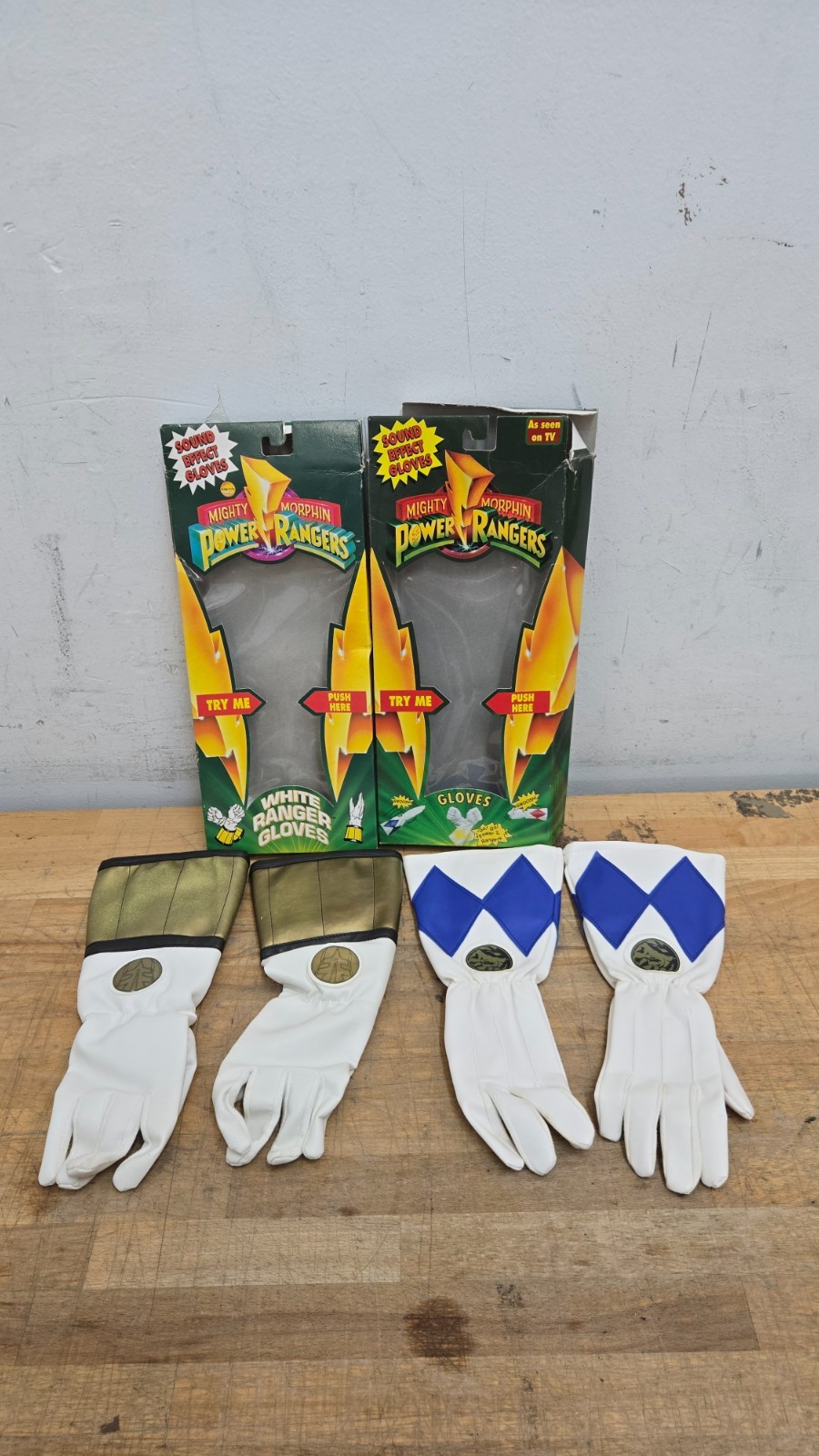 Mighty Morphin Power Rangers Sound Effect Gloves White and Blue Rangers