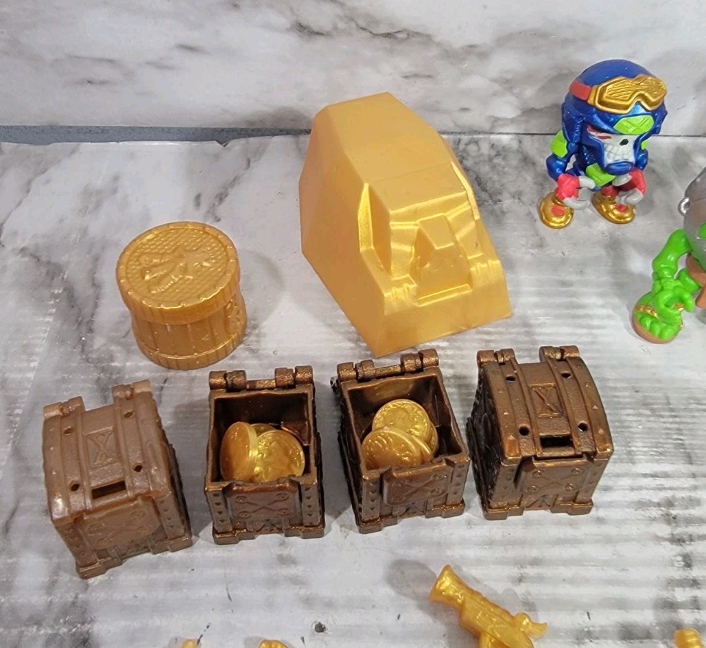 Treasure X Figures & Accessories Lot – Skeleton Pirates, Aliens Gold Weapons