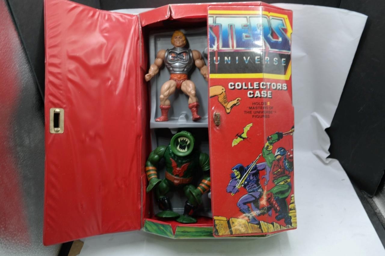 Collector&rsquo;s Case Complete holds 8 Masters of the Universe with 4 figures