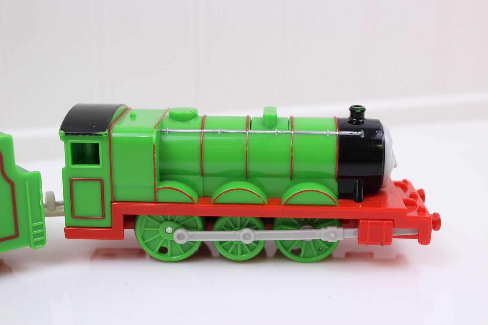 Thomas & Friends TrackMaster Talking Henry Motorized Train w/ Tender V1905