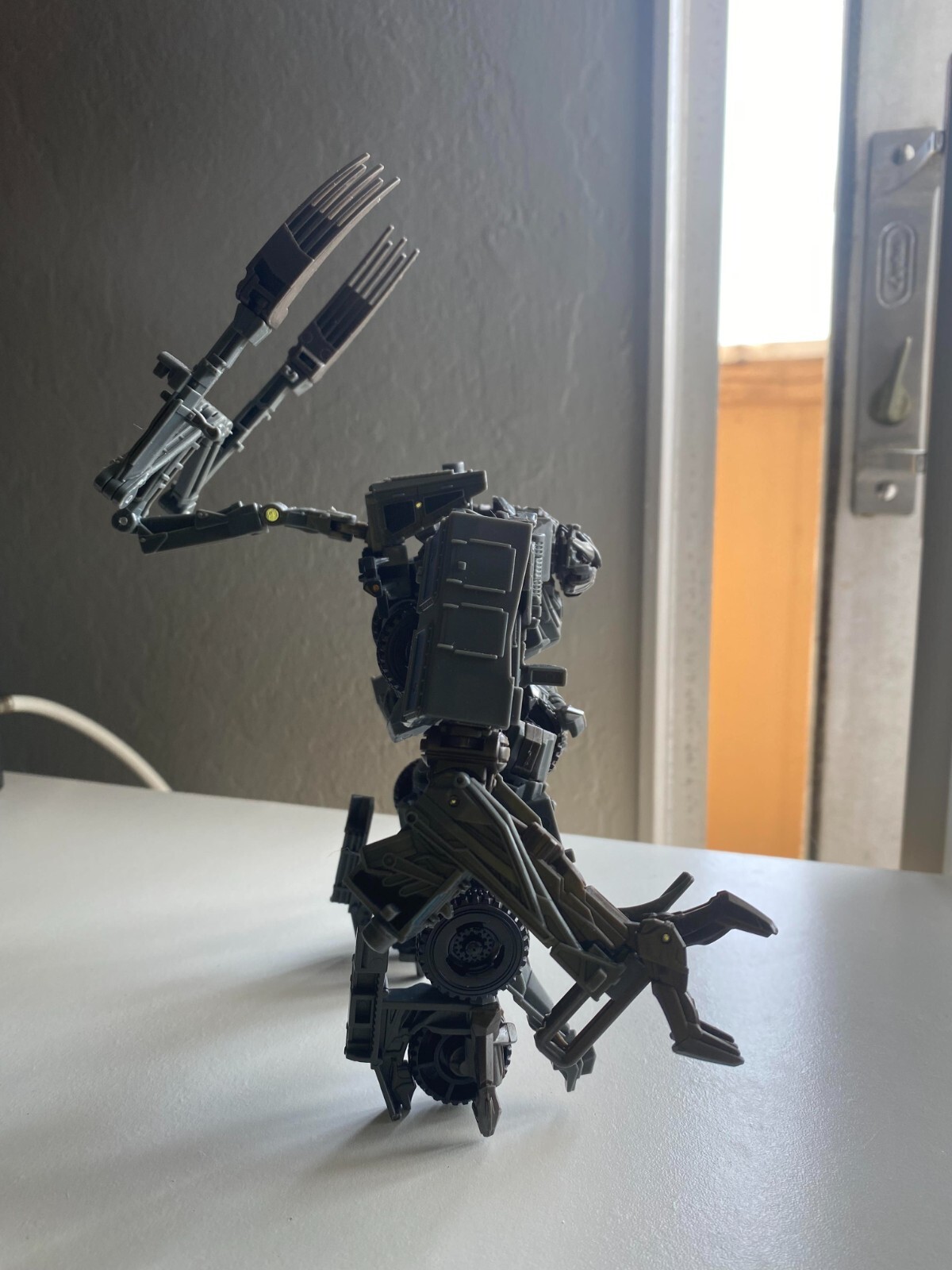 Transformers Buzzworthy Bumblebee Studio Series NEST Bonecrusher Voyager Class 