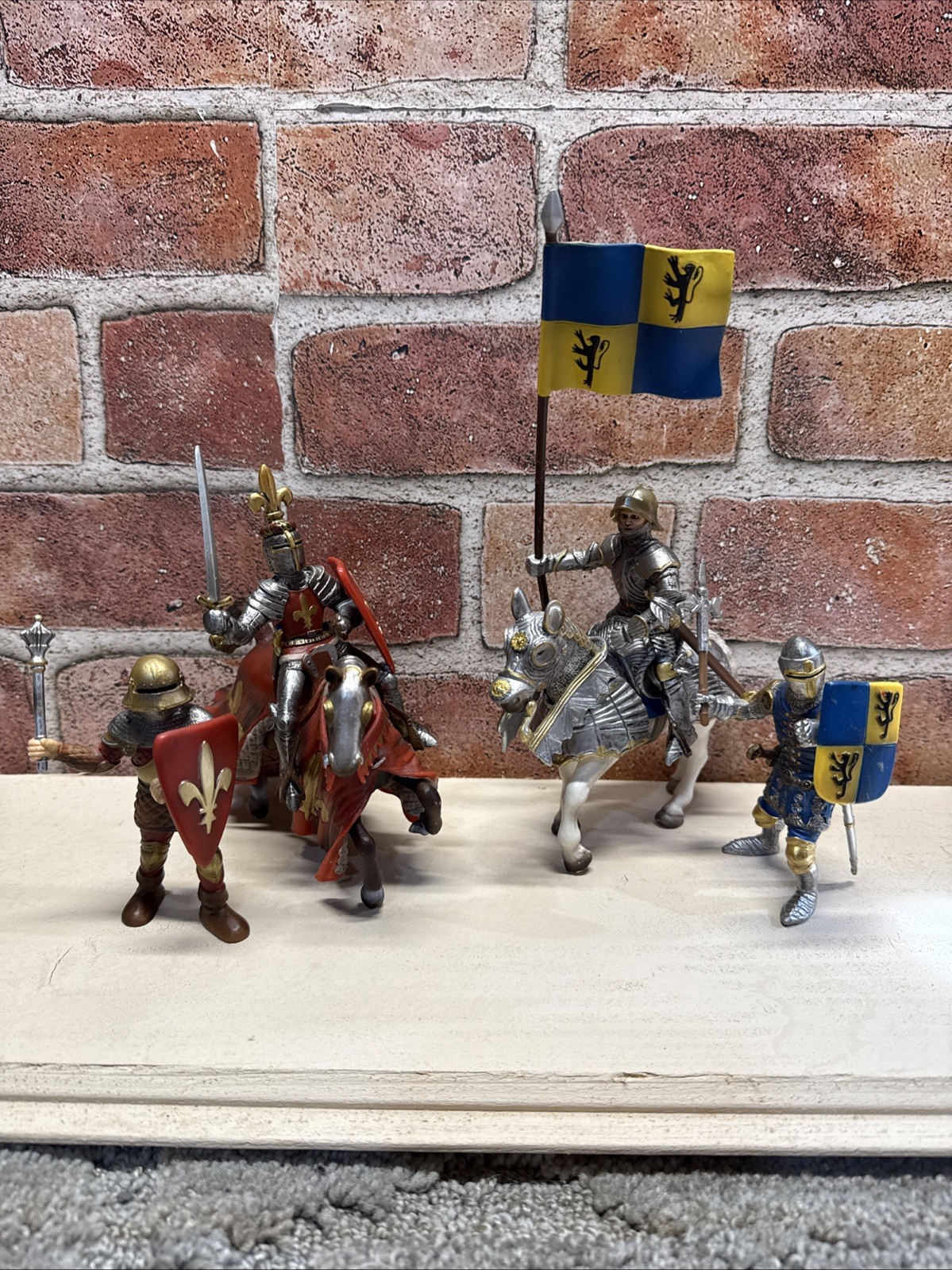 Lot Of 4 Schleich Knights Flag Bearer On Horses ( 4 Knights And 2-horses)