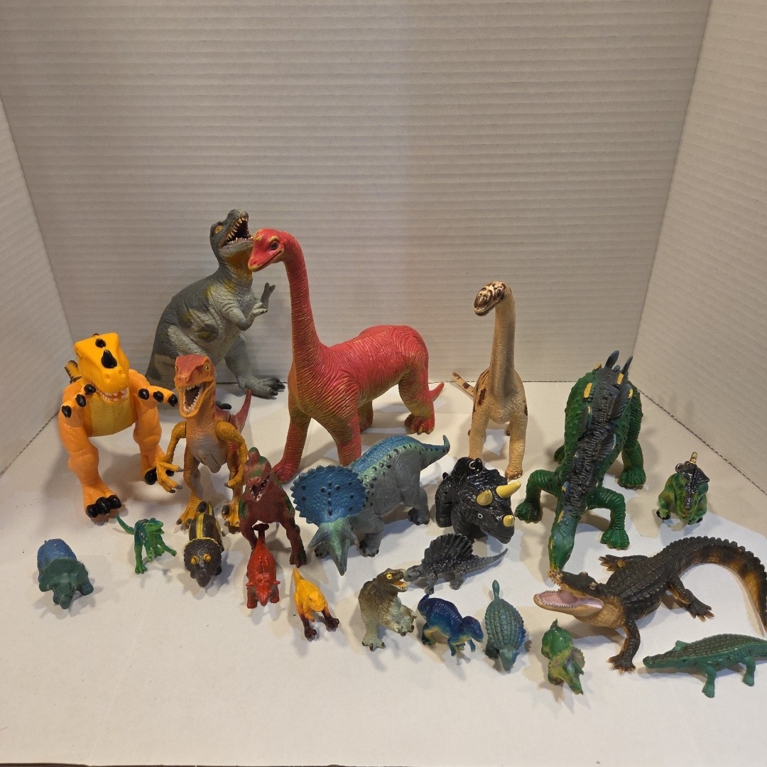 Dinosaur Varied LOT Of 22 figures unbranded toys. All Types Different Sizes