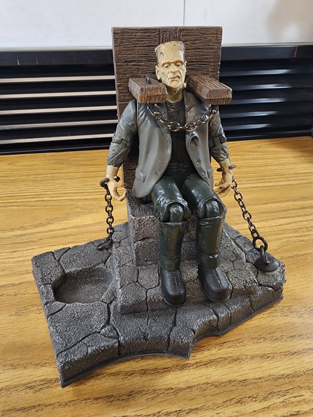 Universal Monsters Bride of Frankenstein Action Fig set Piece Jakks Pacfic 2003