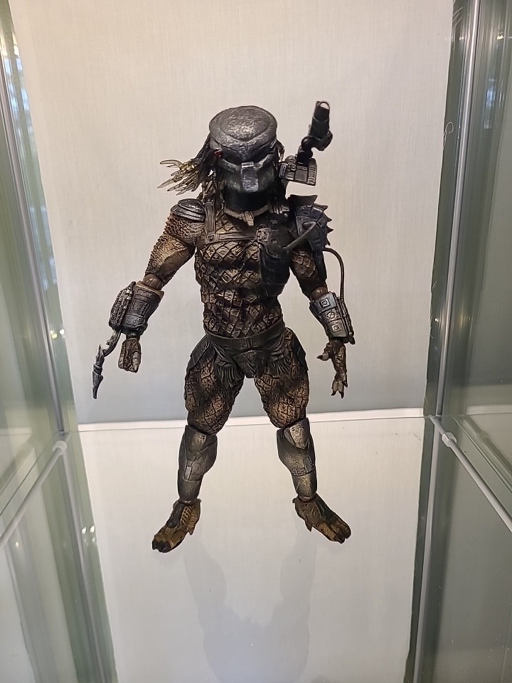 play arts kai predator Jungle Hunter Import Broken Please Read