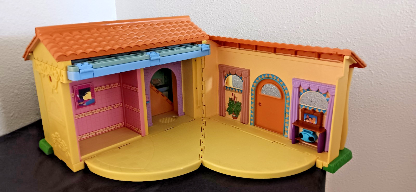 DORA THE EXPLORER TALKING DOLL HOUSE INCLUDES DORA, MAMI, PAPI & SOFA 200 NEW