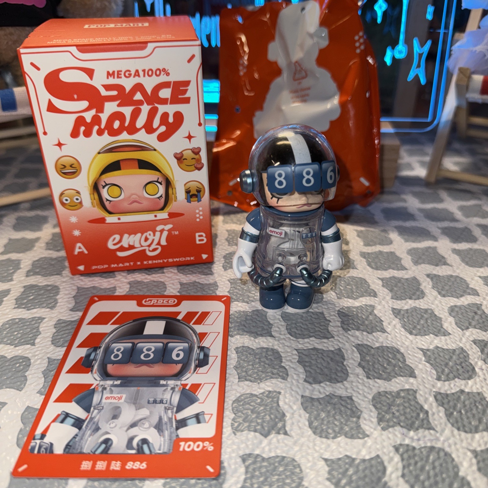 POP MART AUTHENTIC MEGA SPACE MOLLY 100% Emoji Series Figure 886 US seller
