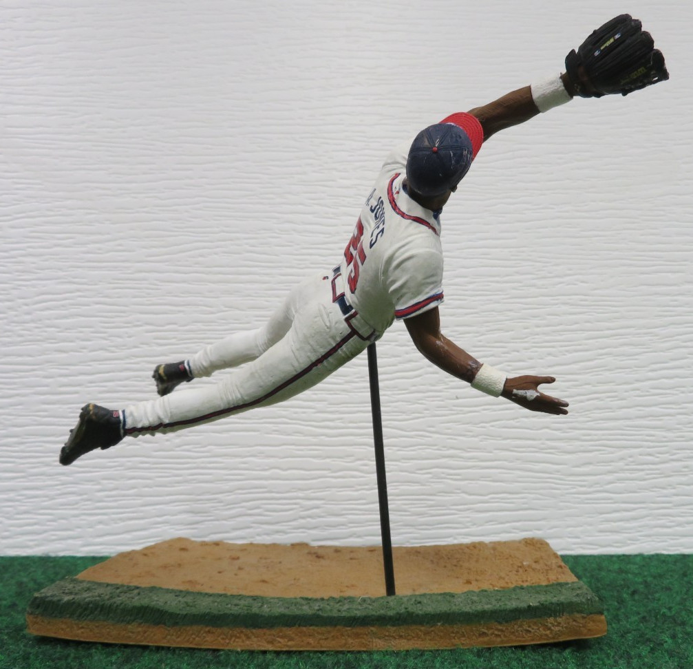 ANDRUW JONES – 2004 McFarlane figure + 2 cards 2002 & 2023 & frame pic. – Braves