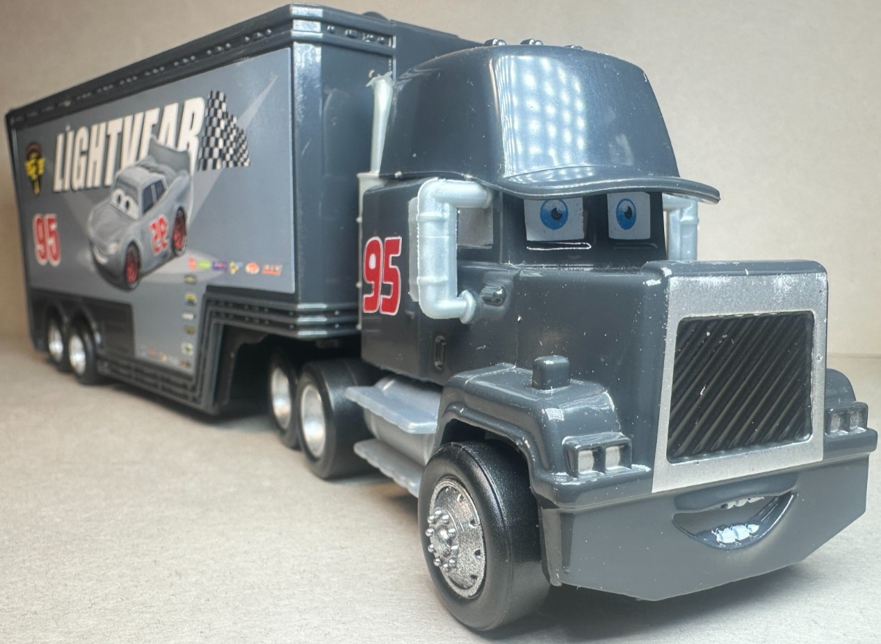 Disney Pixar Cars 3 Primer Lightning McQueen Mack Hauler Diecast Deluxe 1:55 FC