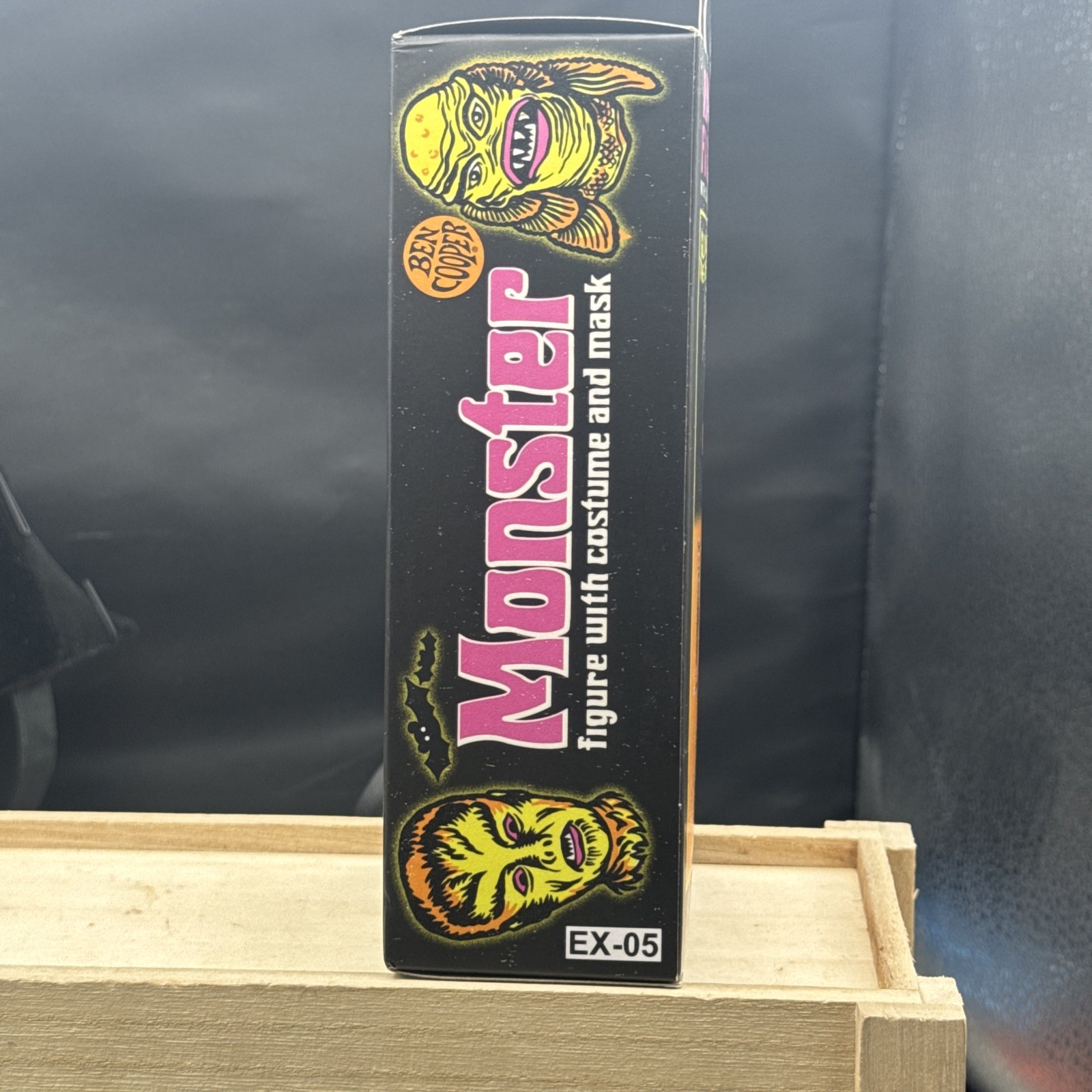 Monsters – Ben Cooper Phantom with Mask and Pumpkin Bucket -Glows In The Dark !