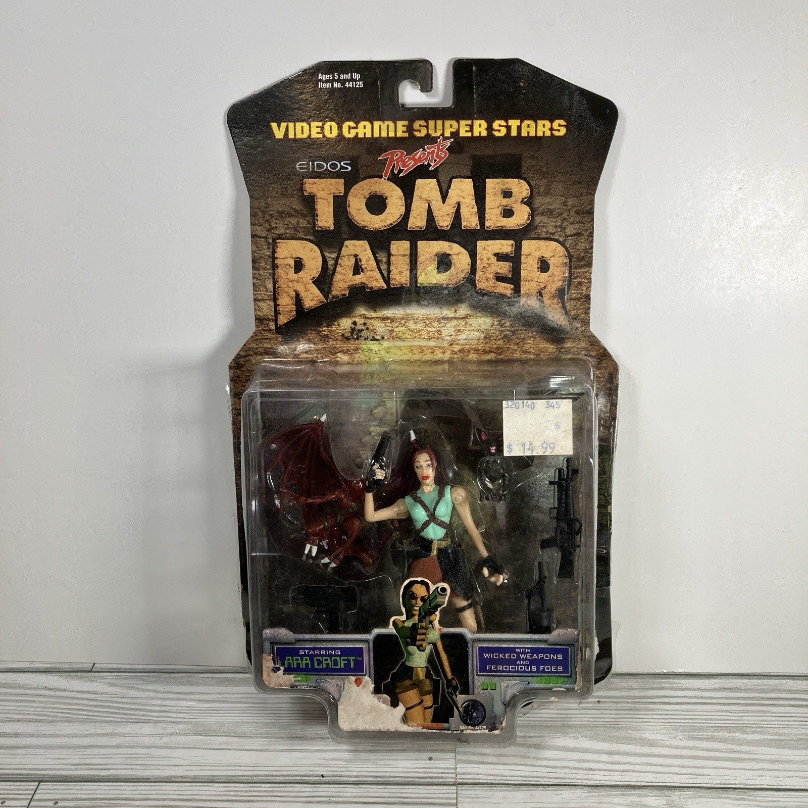 Toy Biz Video Game Super Stars Tomb Raider Lara Croft w/ Weapons & Foes – Rough