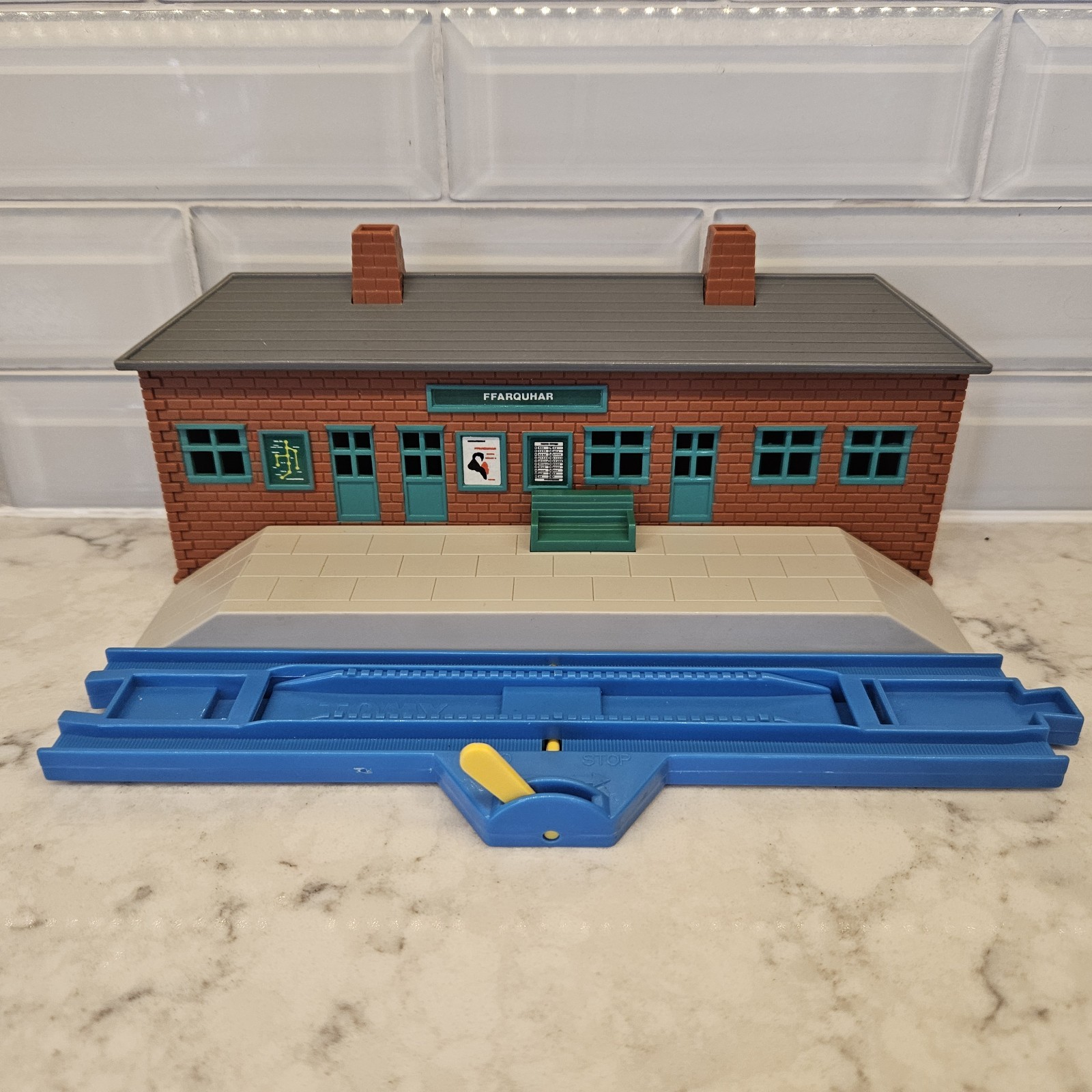 Thomas Friends Tomy Trackmaster 2002 FFARQUHAR Train Station w/ STOP N GO Track
