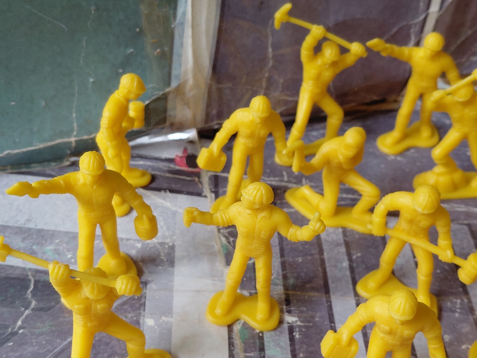 plastic construction workers & equipment 1/32 scale lot