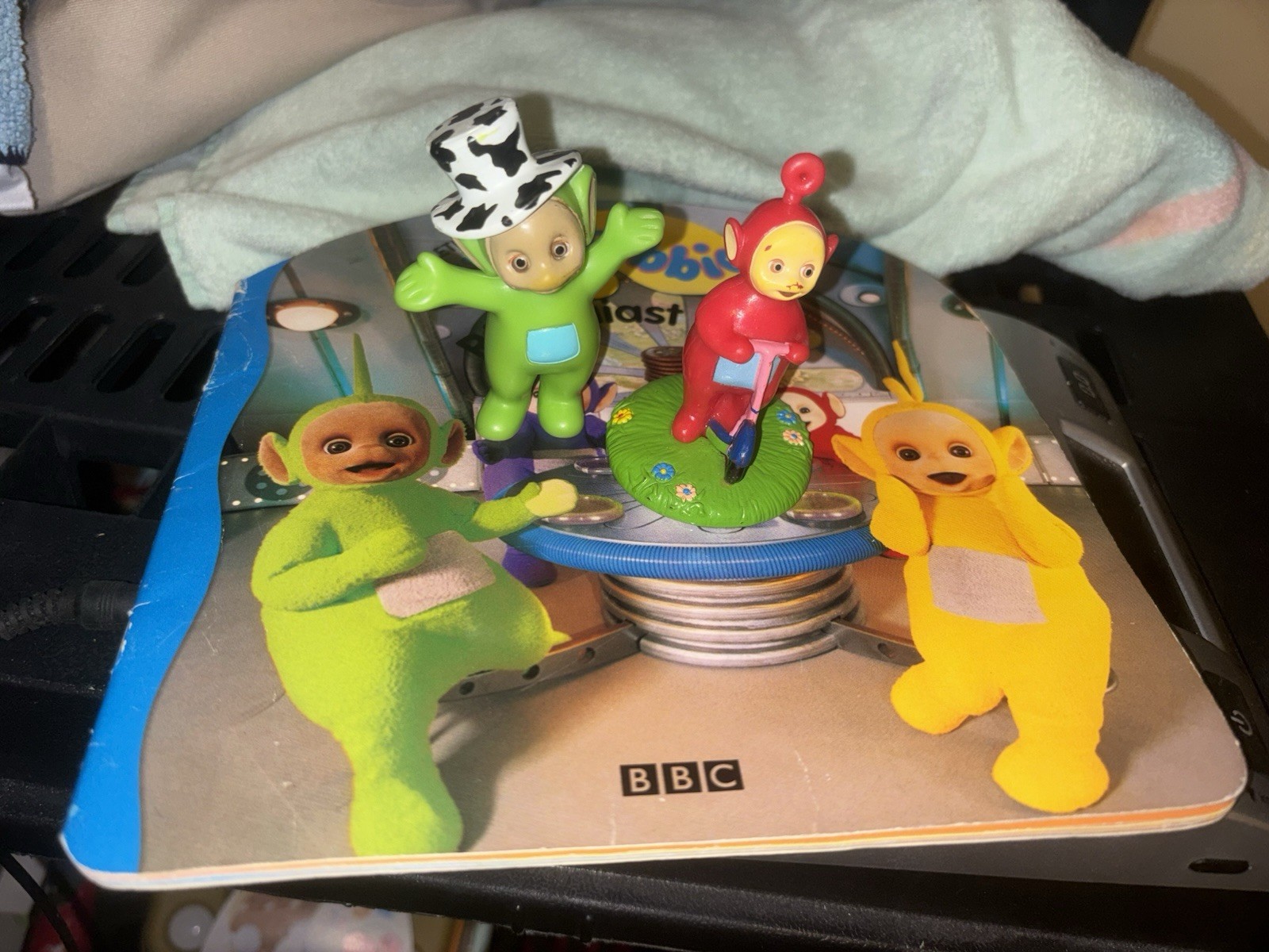 LOT of 2 1998 PLAYSKOOL Teletubbies/Applause Figures Po & Dipsy+Book In Estonian