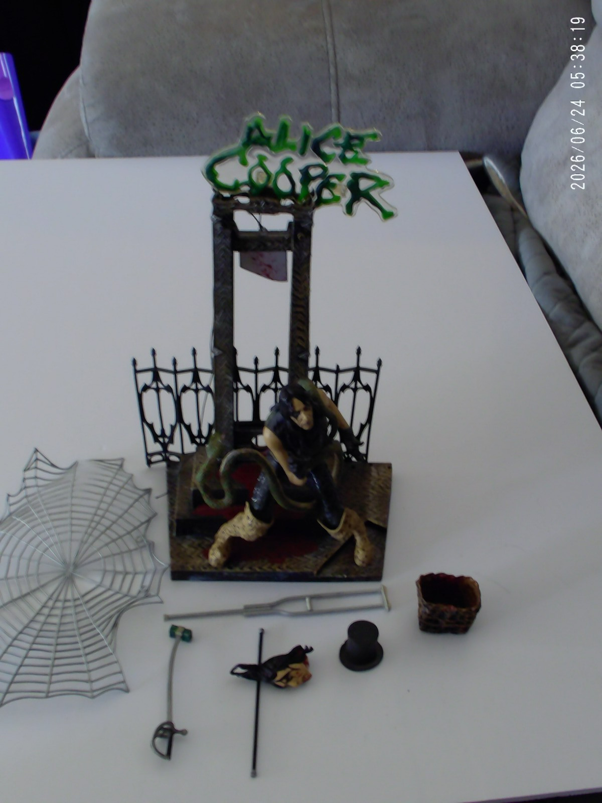 ALICE COOPER WITH GUILLOTINE BASE AND EXTRAS