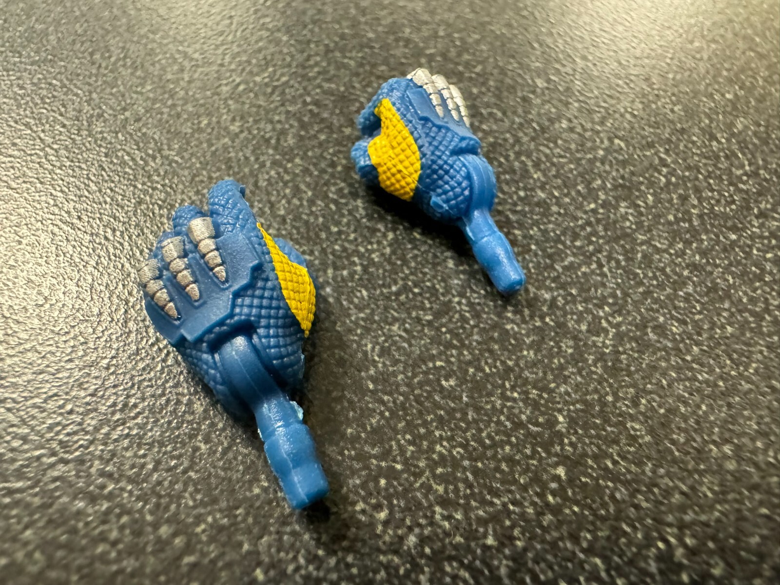 Marvel Legends 6&Prime; Scale DEADPOOL 3 (WOLVERINE HANDS ONLY) BLUE YELLOW MINT 1/12